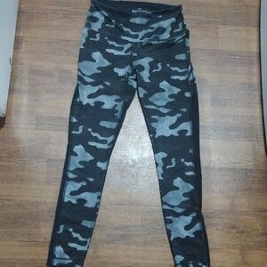 90 Degree By Reflex Camouflage Leggings - Black and Gray​​